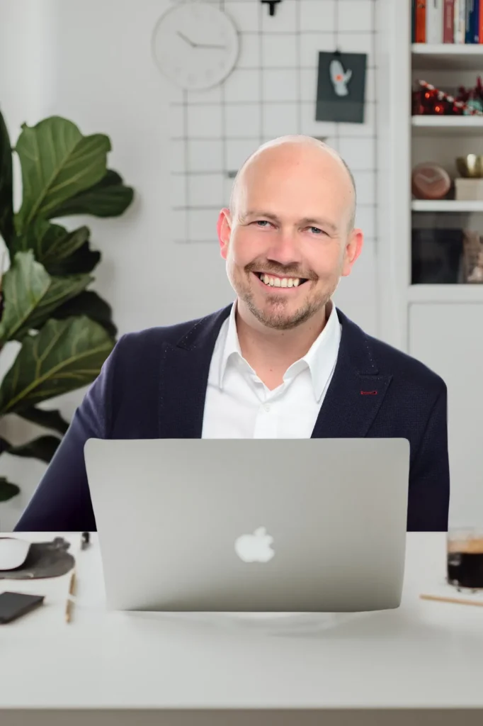 Jörg Biermann mit Laptop am Schreibtisch - Ihre virtuelle Assistenz